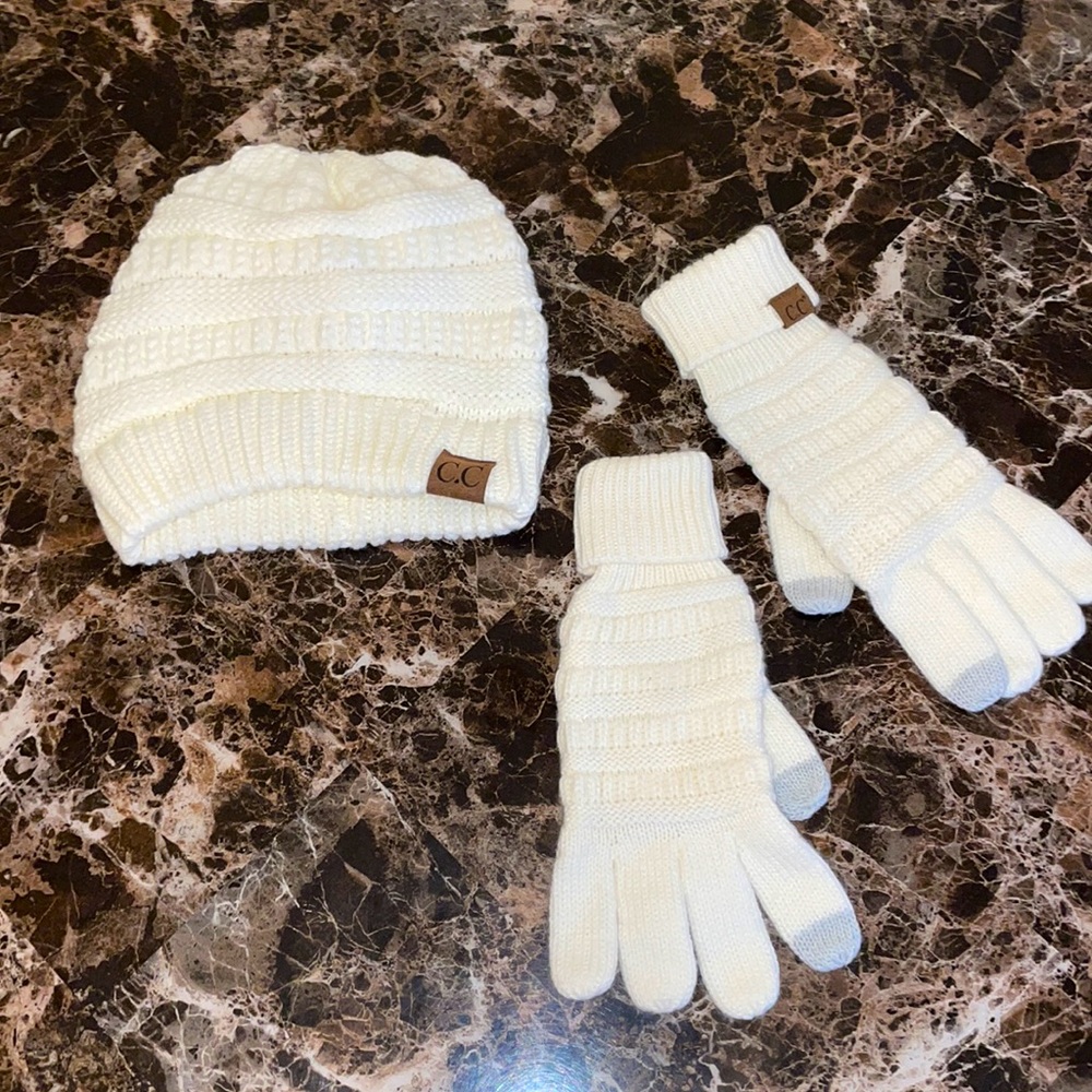 C.C Hat and Gloves 💋HP😍